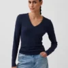 Camiseta moderna con cuello en V