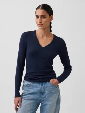Camiseta moderna con cuello en V