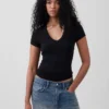 Camiseta moderna con cuello en V