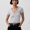 Camiseta moderna con cuello en V