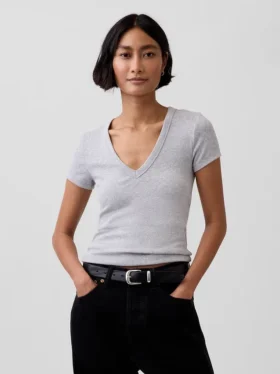 Camiseta moderna con cuello en V