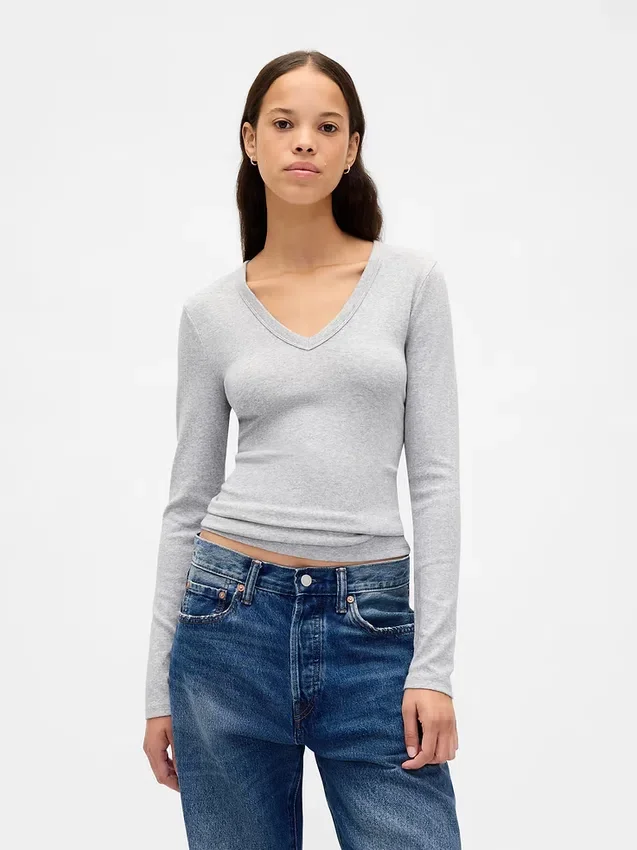 Camiseta moderna con cuello en V
