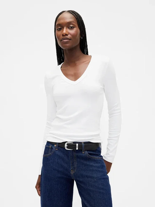 Camiseta moderna con cuello en V