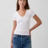 Camiseta moderna con cuello en V