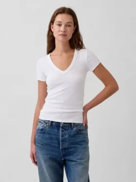 Camiseta moderna con cuello en V