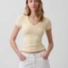 Camiseta moderna con cuello en V