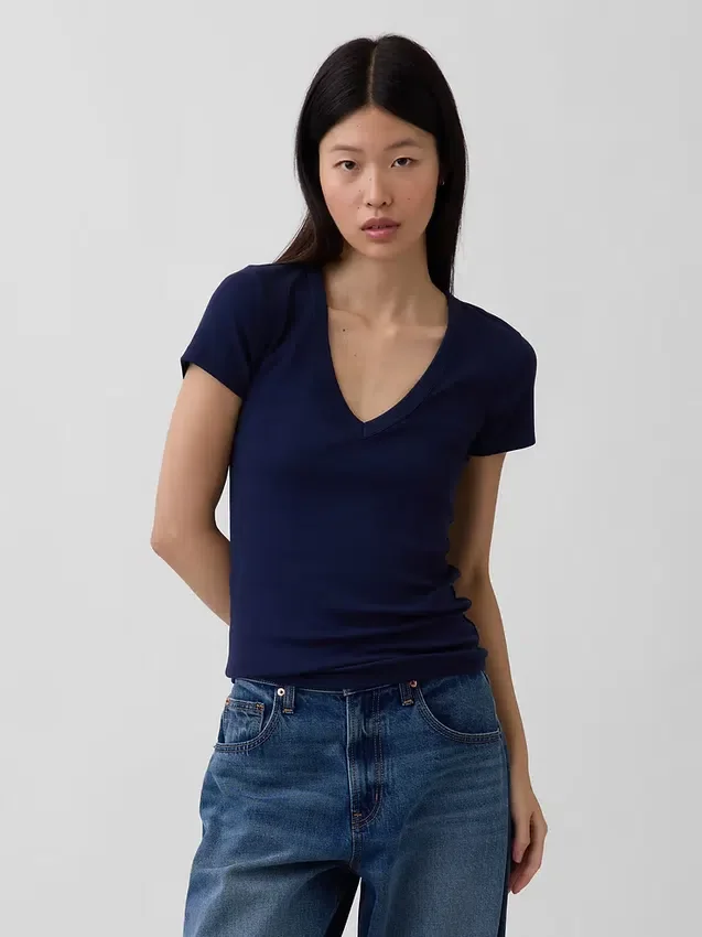 Camiseta moderna con cuello en V