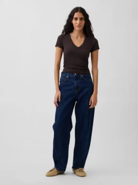 Camiseta moderna con cuello en V