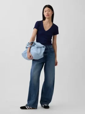 Camiseta moderna con cuello en V