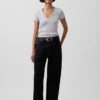 Camiseta moderna con cuello en V