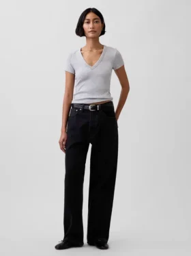Camiseta moderna con cuello en V