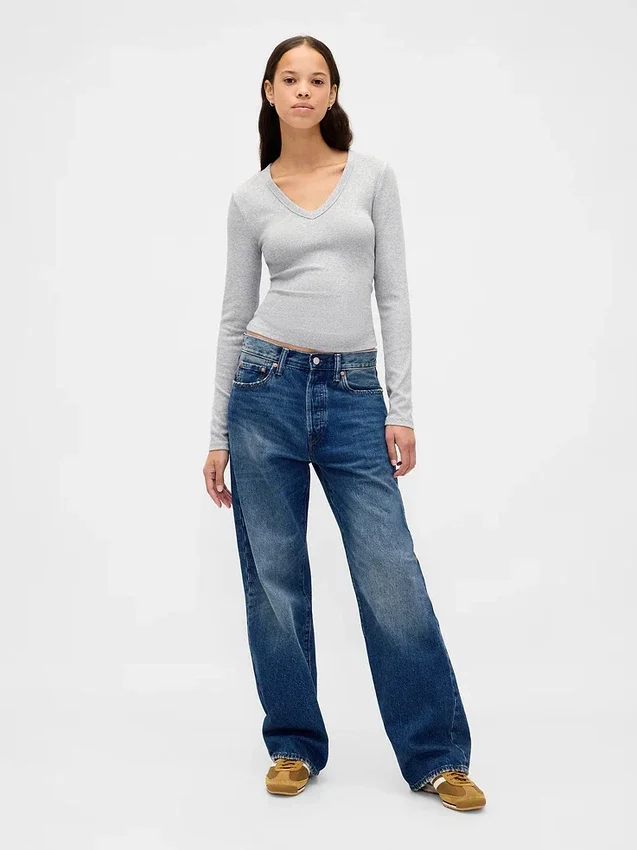 Camiseta moderna con cuello en V