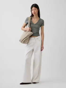 Camiseta moderna con cuello en V