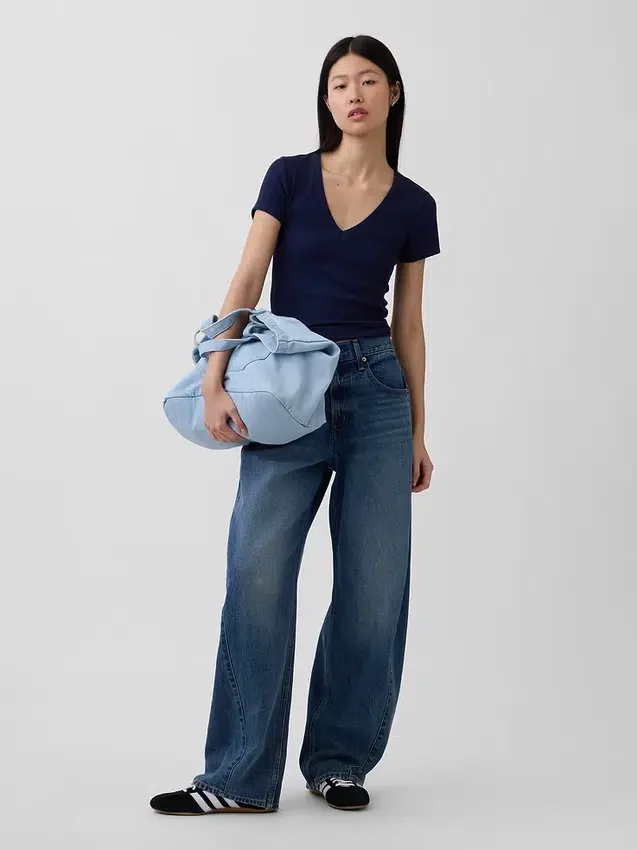 Camiseta moderna con cuello en V