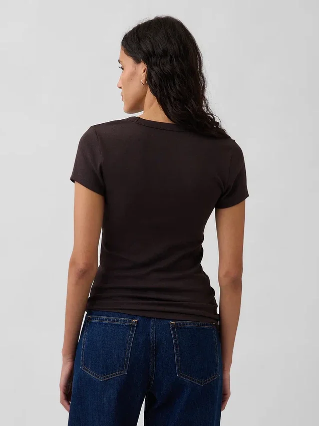Camiseta moderna con cuello en V