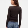 Camiseta moderna con cuello en V