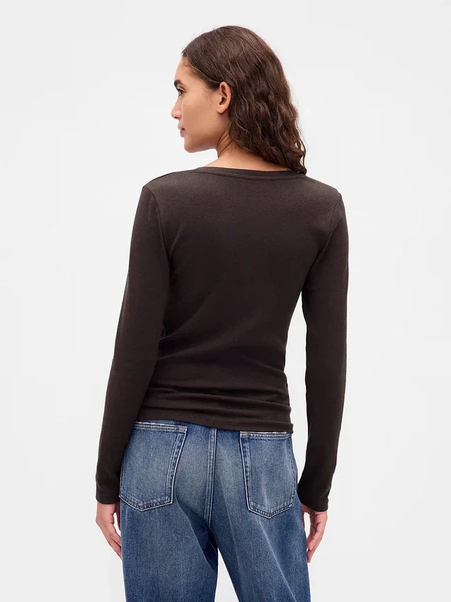 Camiseta moderna con cuello en V