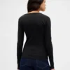 Camiseta moderna con cuello en V