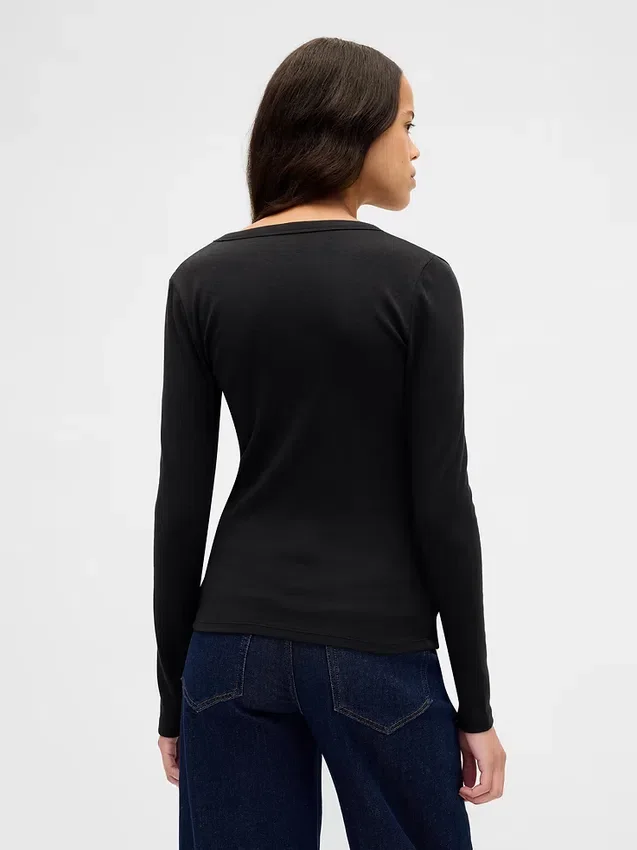 Camiseta moderna con cuello en V