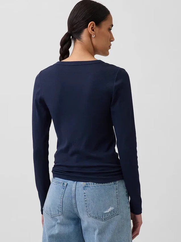 Camiseta moderna con cuello en V