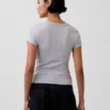 Camiseta moderna con cuello en V