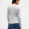 Camiseta moderna con cuello en V