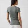 Camiseta moderna con cuello en V