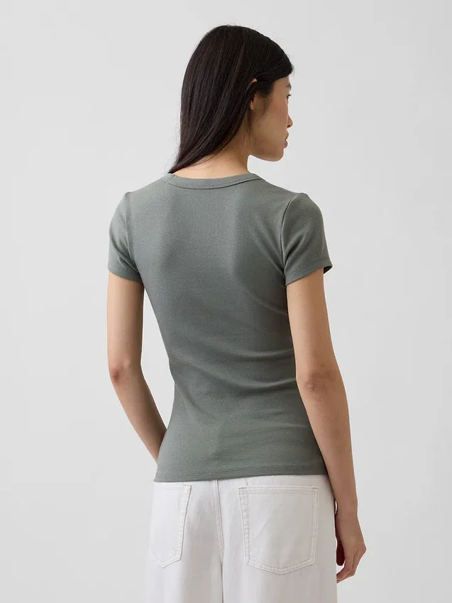Camiseta moderna con cuello en V