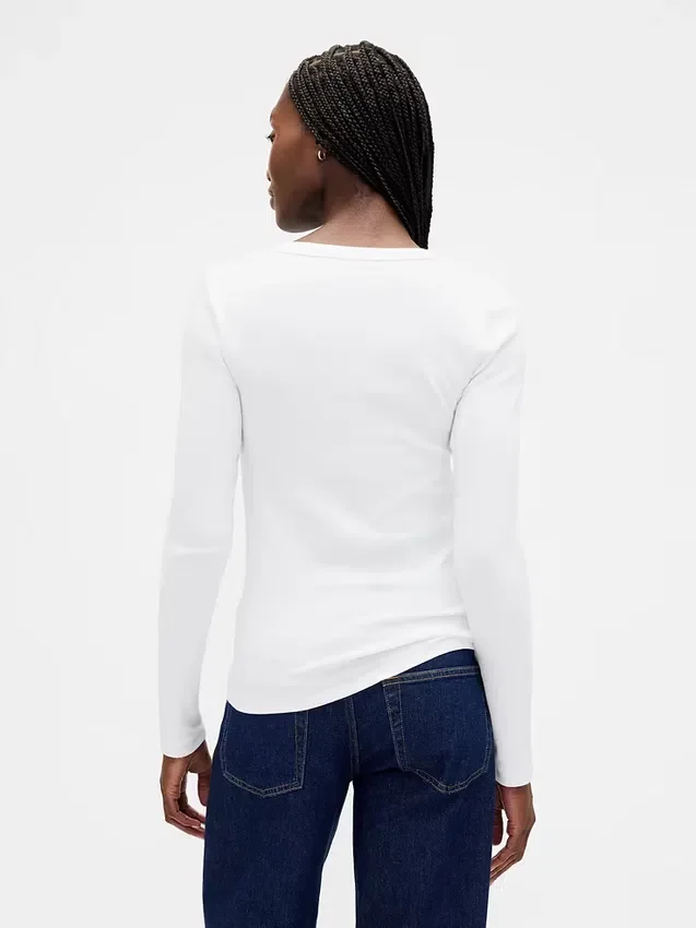 Camiseta moderna con cuello en V