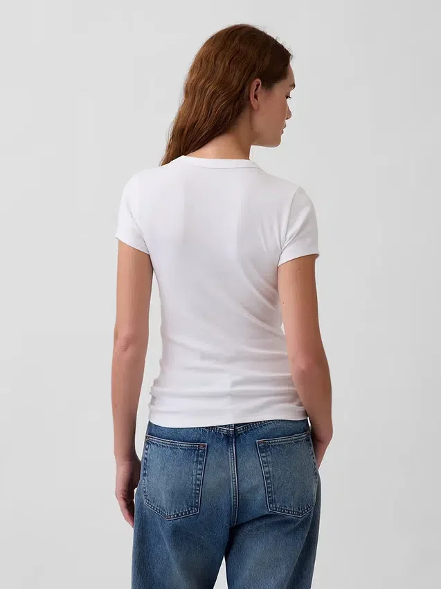 Camiseta moderna con cuello en V