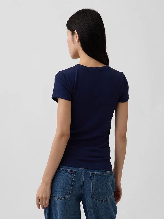 Camiseta moderna con cuello en V