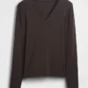 Camiseta moderna con cuello en V
