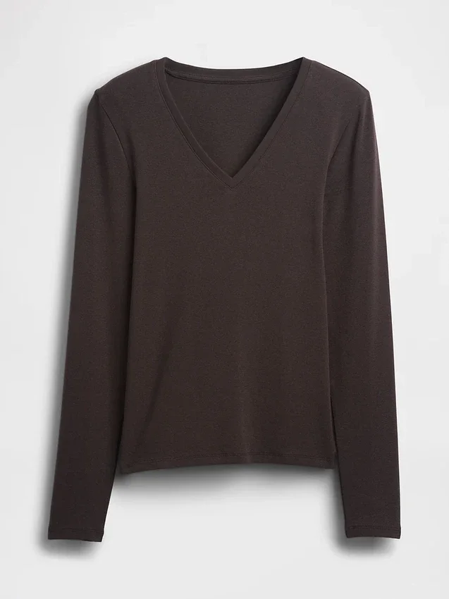 Camiseta moderna con cuello en V