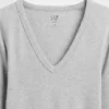 Camiseta moderna con cuello en V