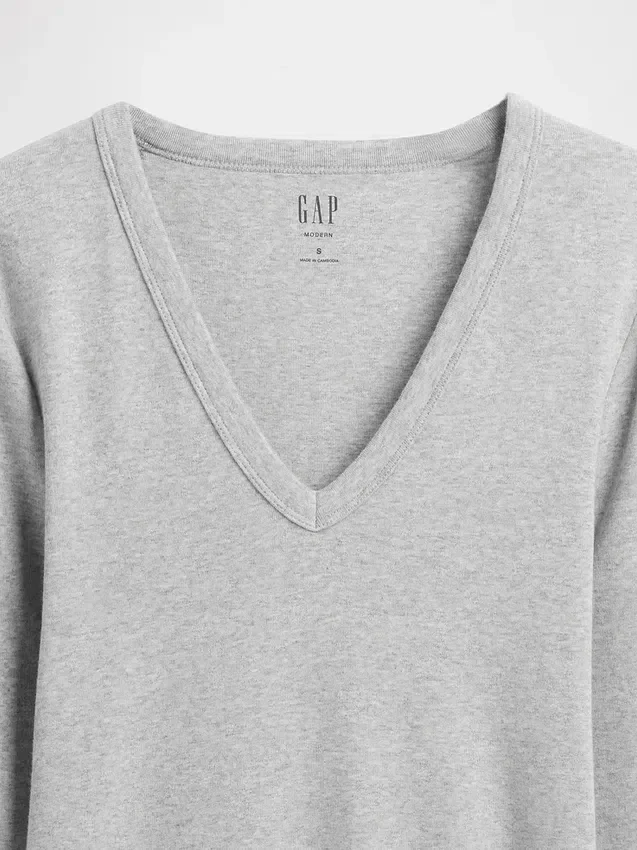Camiseta moderna con cuello en V