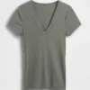 Camiseta moderna con cuello en V