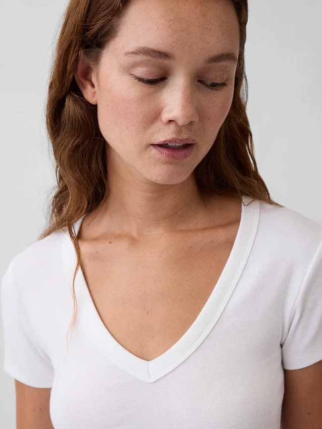 Camiseta moderna con cuello en V