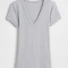Camiseta moderna con cuello en V