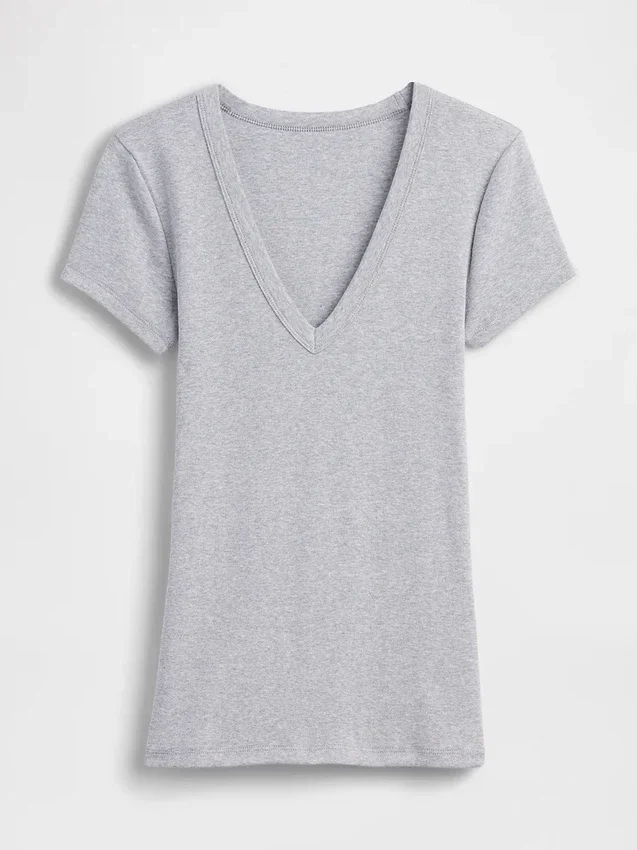 Camiseta moderna con cuello en V