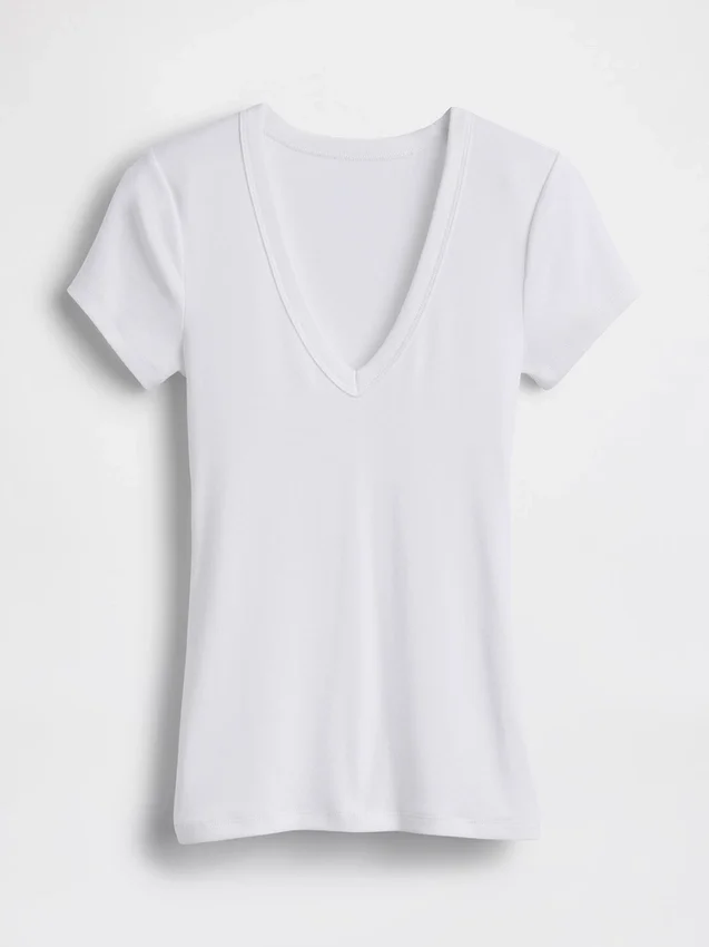 Camiseta moderna con cuello en V