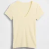 Camiseta moderna con cuello en V