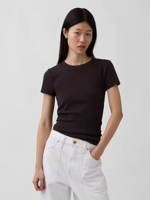 Camiseta moderna de cuello redondo