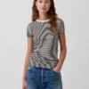 Camiseta moderna de cuello redondo