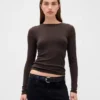 Camiseta moderna de cuello redondo
