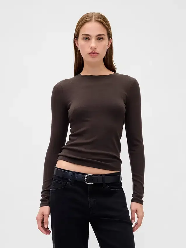 Camiseta moderna de cuello redondo