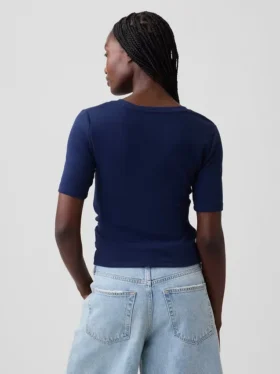 Camiseta moderna de cuello redondo