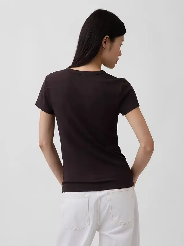 Camiseta moderna de cuello redondo