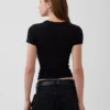 Camiseta moderna de cuello redondo