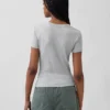 Camiseta moderna de cuello redondo