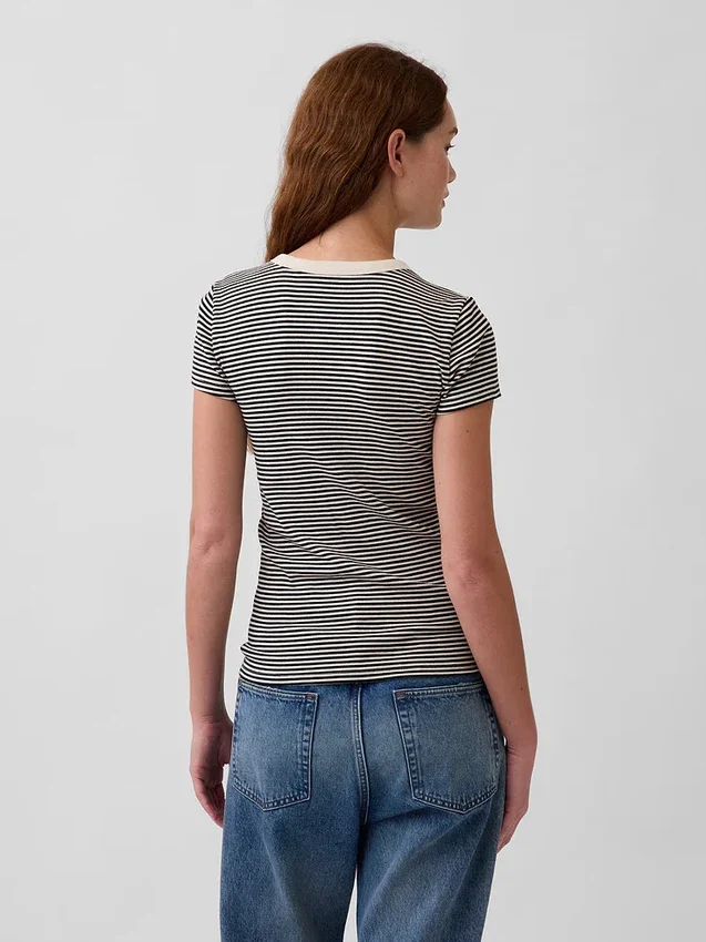 Camiseta moderna de cuello redondo